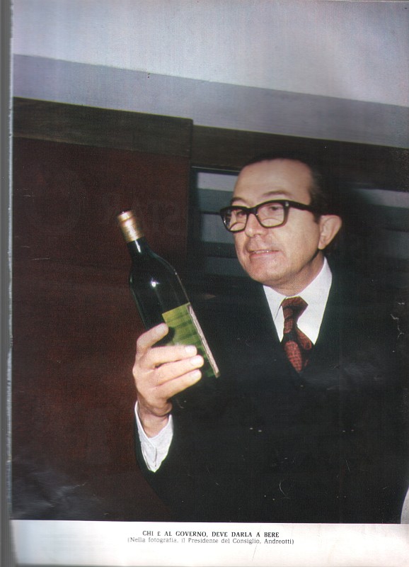 CHI E' AL GOVERNO DEVE DARLA A BERE...nella foto il Presidente del Consiglio Andreotti.jpg